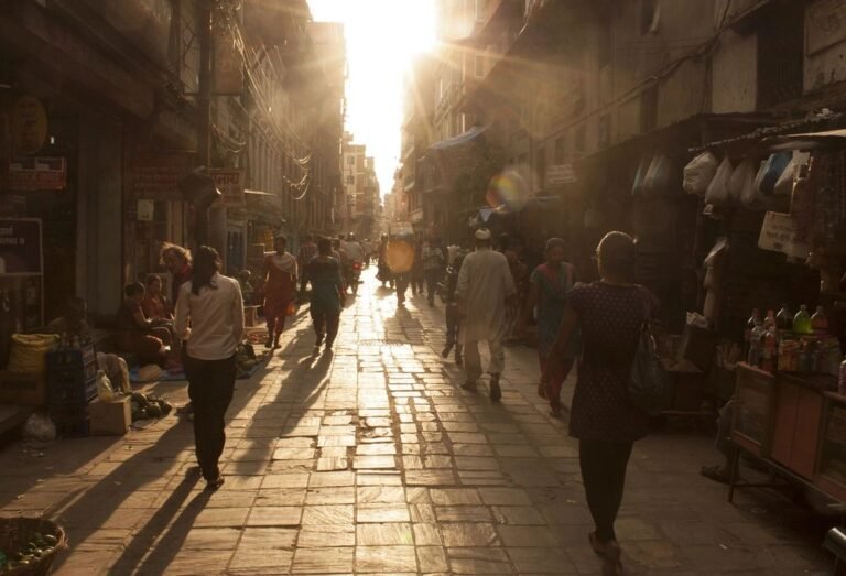 गाजीपुर: 308 पहियों वाला मेगा ट्रक डांडीकला टोल से आगे बढ़ा, देखने उमड़ी हजारों की भीड़