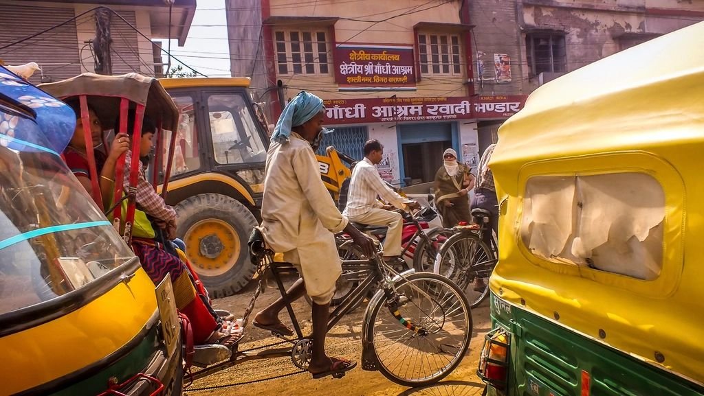 गाजीपुर में हथियारों की बड़ी खेप पकड़ी, 38 अवैध असलहों के साथ तीन तस्कर गिरफ्तार